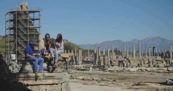 Taking pictures in Ancient city Perge, open air antique historical museum — Stock Video