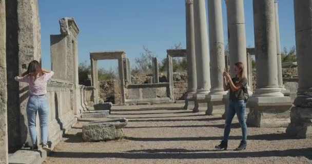 Tomando fotos en la ciudad antigua Perge, museo histórico antiguo al aire libre — Vídeo de stock