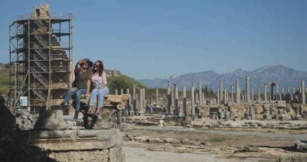 Het maken van selfie in de oude stad Perge, open lucht antiek historisch museum — Stockvideo