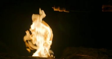 Adam kızartma marshmallow ateşte