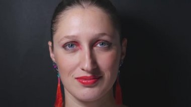 Kırmızı gözlü ve dudaklı genç kadının portresi