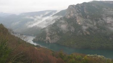 Yunanistan'da Veria yakınlarındaki Güzel Aliakmonas Potamos nehri