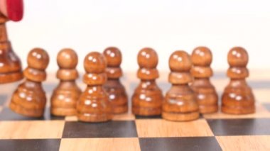 Kahverengi kraliçe rakam piyonları aşağı çekmek