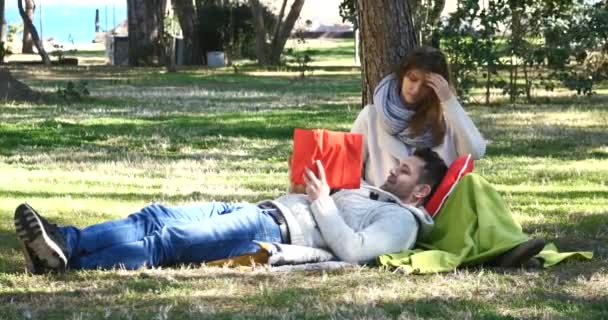 Pareja amante leyendo un libro — Vídeos de Stock