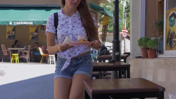 Молодая женщина сидит в традиционном азиатском кафе — стоковое видео