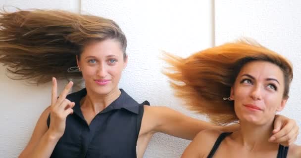 Twee jonge vrouw met Flying Hair — Stockvideo