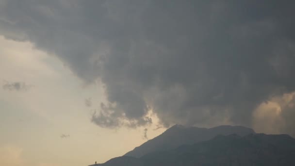 Timelapse des nuages se déplaçant rapidement au-dessus des montagnes