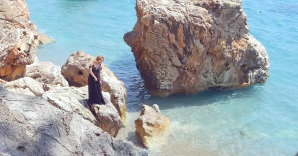 Mulher bonita em vestido preto elegante perto do mar — Vídeo de Stock