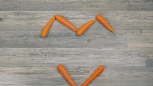 Une femme avec un enfant met des carottes en forme de chronomètre cardiaque — Video