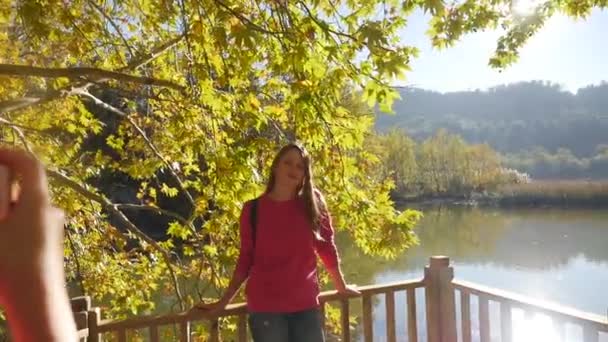 Mujeres jóvenes toma una foto en el muelle — Vídeos de Stock