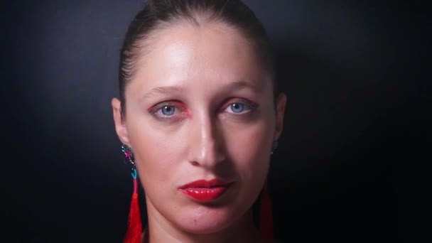 Ritratto di giovane donna con occhi e labbra rossi — Video Stock