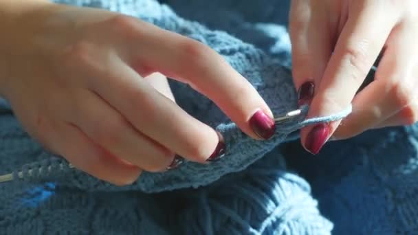 Frauenhände stricken blauen Pullover — Stockvideo