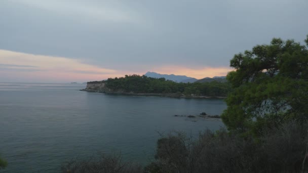 Caminante mirando a la vista al mar beatifull. Joven turista caminando por el sendero en la cima de una montaña . — Vídeo de stock