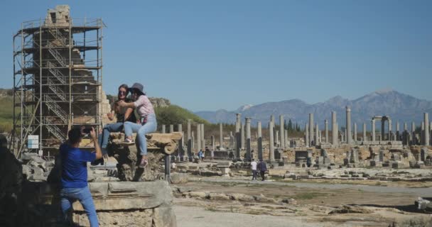 Tomando fotos en la ciudad antigua Perge, museo histórico antiguo al aire libre — Vídeo de stock