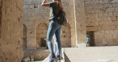 Perge Antik Kenti'nde harita ile yürüyüş, açık hava antik tarihi müzesi