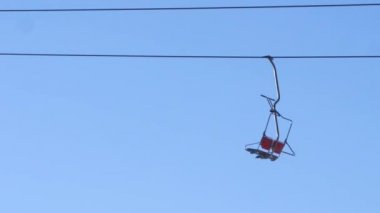 Mavi gökyüzü arka planda boş telesiyejler taşıma