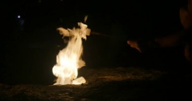 Adam kızartma marshmallow ateşte