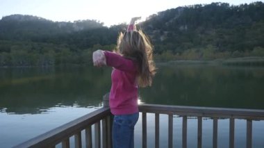 Mutlu genç kadın iskelede gülümsüyor