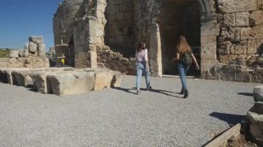 Perge Antik Kenti'nde harita ile yürüyüş, açık hava antik tarihi müzesi