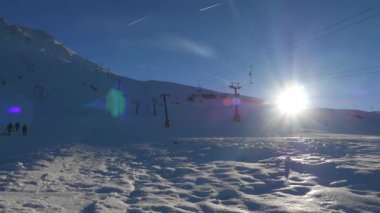 Mavi gökyüzü arka planda hızlı hareket eden telesiyejler