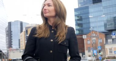 Akıllı telefon kullanan genç bir kadın.