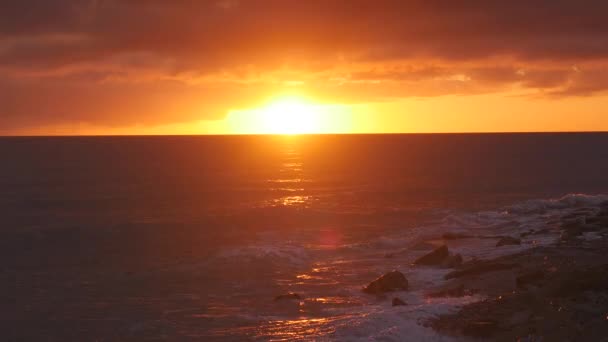 Веселий захід сонця на морі — стокове відео
