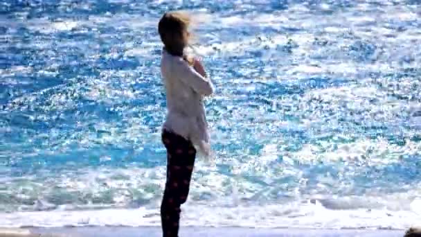 Młoda kobieta salutująca słońcu ćwiczy nad morzem — Wideo stockowe