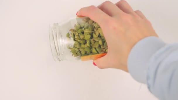 Verser la cardamome verte du pot en verre — Video