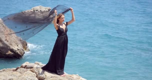 Schöne Frau mit schwarzem Schal im eleganten schwarzen Kleid — Stockvideo