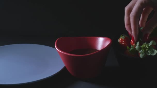Tremper les fraises dans un mélange de chocolat — Video