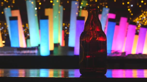 Ciemna szklana butelka piwa na liczniku bar — Wideo stockowe