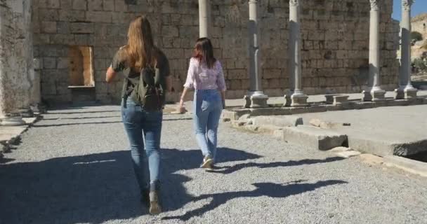 Jonge vrouwelijke toeristen wandelen in de oude stad Perge, openlucht antiek historisch museum — Stockvideo