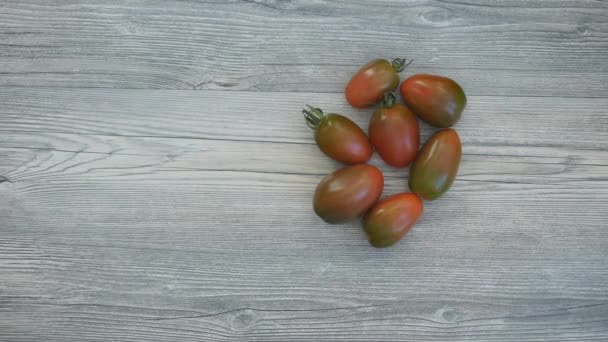 Mujer pone tomates cherry en la forma de un timelapse corazón — Vídeo de stock