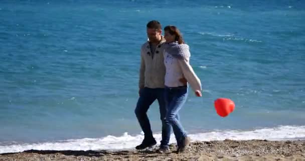 Couple on a date walking near the sea — Stock Video