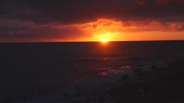 Pôr-do-sol maravilhoso no mar — Vídeo de Stock