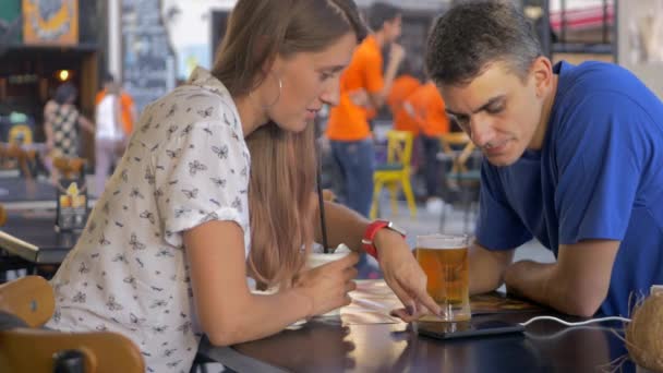 Όμορφο ζευγάρι πίνοντας ποτά σε ένα ραντεβού — Αρχείο Βίντεο
