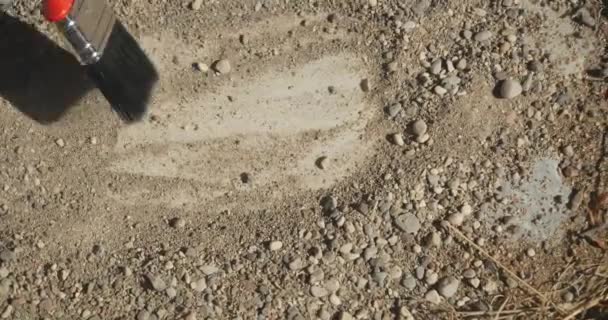 Arqueologia mão masculina detém uma escova de borla escavação de materiais raros caça ao tesouro e arqueologia encontrar recursos raros . — Vídeo de Stock