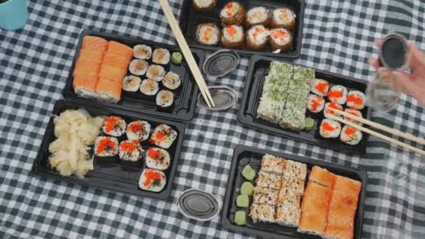 Visão aérea do sushi comendo — Vídeo de Stock