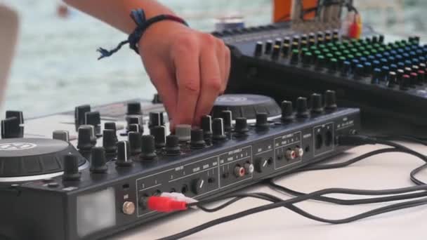 DJ που αναμιγνύει το κομμάτι — Αρχείο Βίντεο