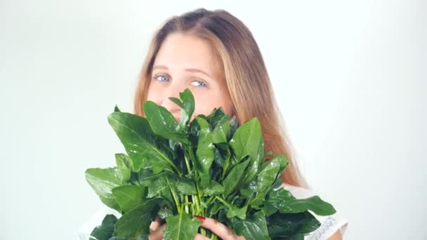 Ritratto di una bella giovane donna felice con un mazzo di spinaci freschi — Video Stock