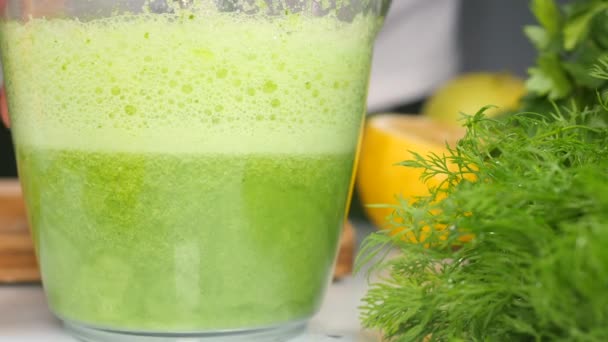 Mujeres manos preparando cóctel verde saludable — Vídeo de stock