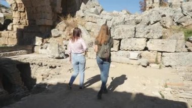 Perge Antik Kenti'nde harita ile yürüyüş, açık hava antik tarihi müzesi