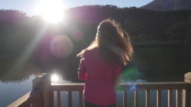 Mutlu genç kadın iskelede gülümsüyor