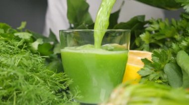Bir bardağa sağlıklı yeşil kokteyl dökmek