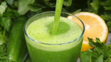 Bir bardağa sağlıklı yeşil kokteyl dökmek
