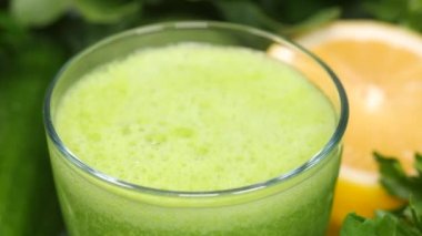Bir bardağa sağlıklı yeşil kokteyl dökmek