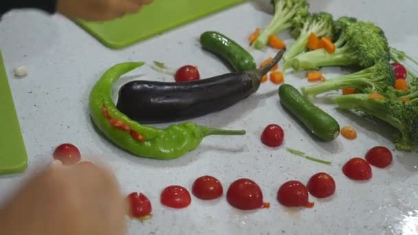 Kreatywna koncepcja żywności zabawna twarz kreskówki wykonane z warzyw — Wideo stockowe