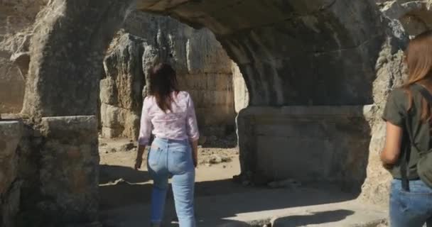 Jeunes touristes féminins marchant dans la vieille ville Perge, musée historique en plein air — Video