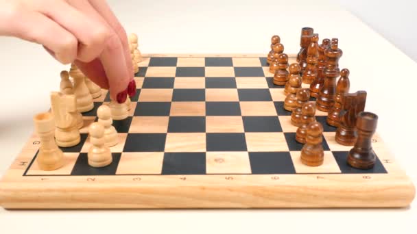 Žena hraje šachy sama se sebou — Stock video