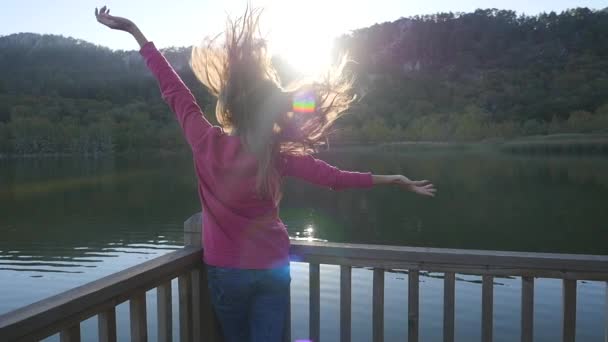 Feliz joven mujer sonriendo en el muelle — Vídeos de Stock